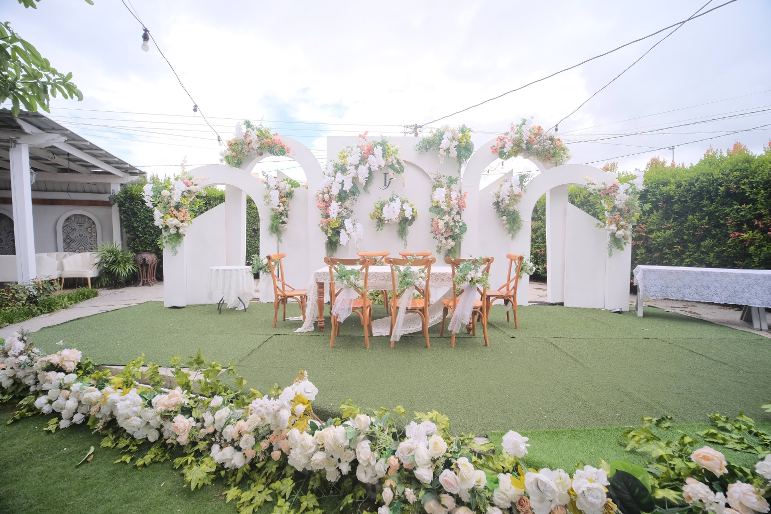 Espacio de boda al aire libre con decoración floral